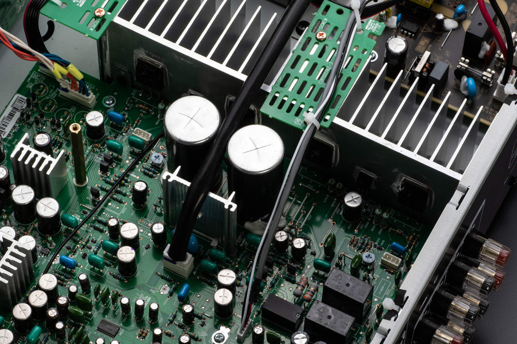 Amplificateur stéréo intégré 50Watts/Canal avec lecteur réseau intégré, entrées phono, DAC PCM1795