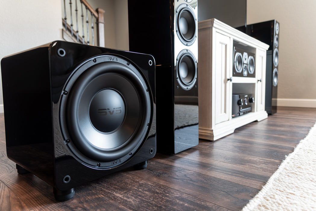Caisson de basses SVS SB-3000 finition Piano Gloss – subwoofer compact 800W pour système Hi-Fi et home cinéma haute performance